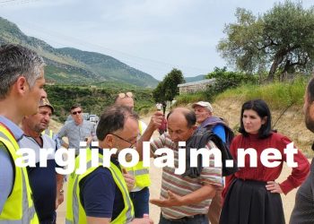 Rruga Kardhiq-Delvinë, protestë edhe nga banorët në Fushë-Vërri: Kompania ka dëmtuar kanalet vaditëse, lekët e shpronësimeve nuk i kemi marrë ende (FOTO)