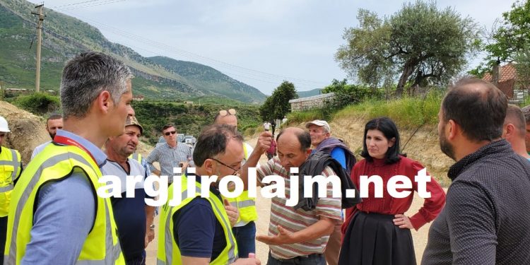 Rruga Kardhiq-Delvinë, protestë edhe nga banorët në Fushë-Vërri: Kompania ka dëmtuar kanalet vaditëse, lekët e shpronësimeve nuk i kemi marrë ende (FOTO)