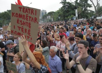 Pedagogu bën thirrje për vrasjen e Edi Ramës