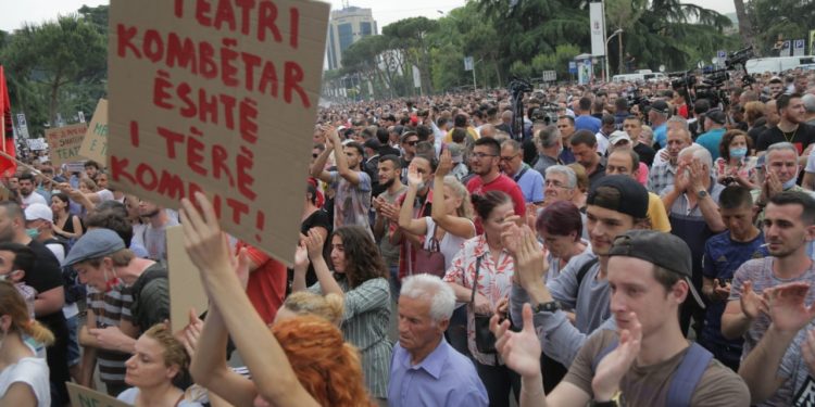 Pedagogu bën thirrje për vrasjen e Edi Ramës