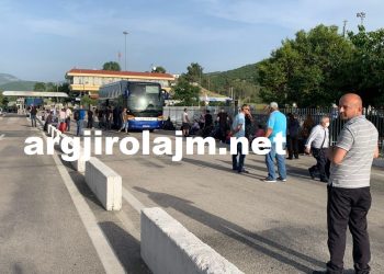 Greqia kthen në Kakavijë dhjetra shqiptarë, ndëshkohen me gjoba për tejkalim afati (FOTO)