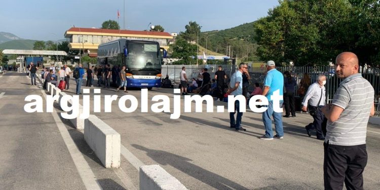 Greqia kthen në Kakavijë dhjetra shqiptarë, ndëshkohen me gjoba për tejkalim afati (FOTO)