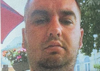 Ngjarje e rëndë, 25-vjeçari ekzekutohet me breshëri plumbash në derën e shtëpisë (FOTO)