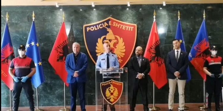 24 të arrestuar, goditet grupi që falsifikonte dokumente për SHBA, Kanada e Angli (Emrat)