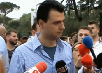 Shembja e teatrit, Basha: Rama e Veliaj prapa hekurave