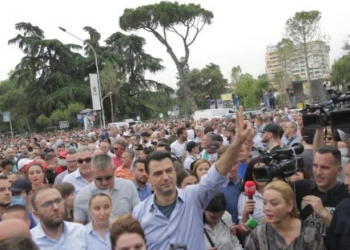 Policia procedon Bashën dhe Kryemadhin për protestën te Teatri