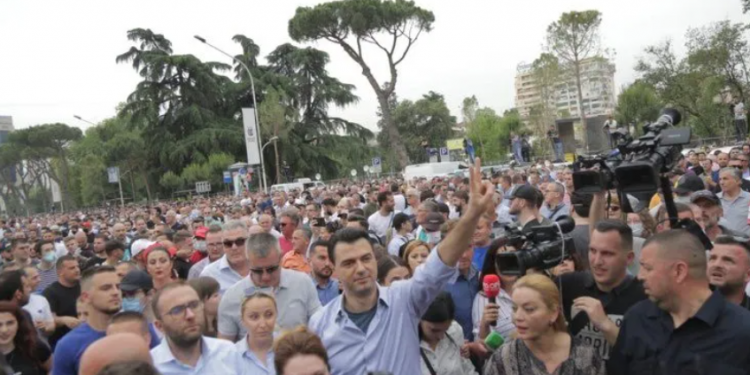 Policia procedon Bashën dhe Kryemadhin për protestën te Teatri