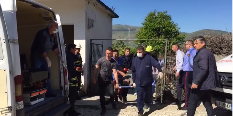 Tragjedi në Berat/ Po pastronin pusin, bllokohen brenda tre persona. 2 të vdekur, i treti rëndë në spital