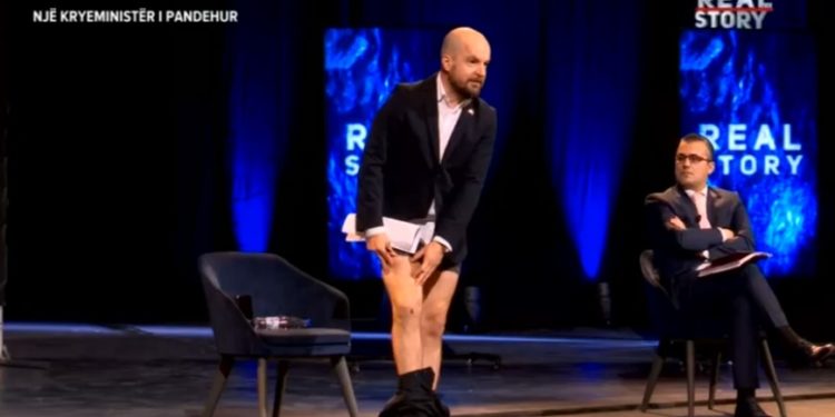 Gazetari Alfred Lela ul pantallonat para kryeministrit Rama