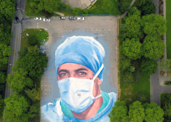 Spektakolare! Artisti pikturon portretin 20.000 metra katror e mjekut që ndërroi jetë nga koronavirusi