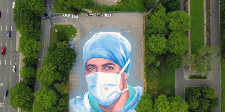 Spektakolare! Artisti pikturon portretin 20.000 metra katror e mjekut që ndërroi jetë nga koronavirusi