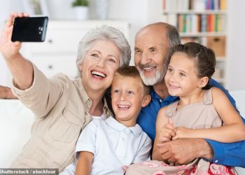 Gjykata detyron gjyshen të fshijë fotot e nipërve nga Facebook