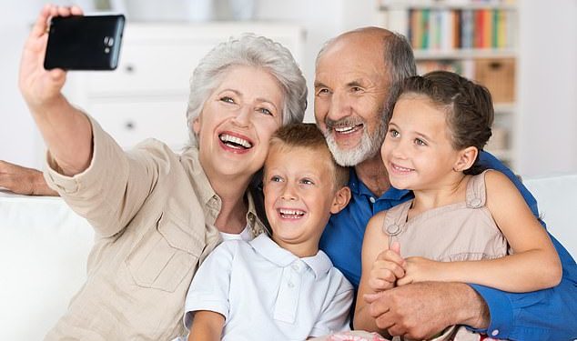 Gjykata detyron gjyshen të fshijë fotot e nipërve nga Facebook