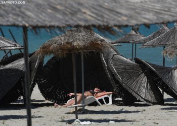 Femrat nuk durojnë dot më karantinën, plazh toples në Golem (FOTO)