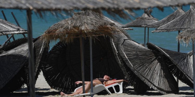 Femrat nuk durojnë dot më karantinën, plazh toples në Golem (FOTO)