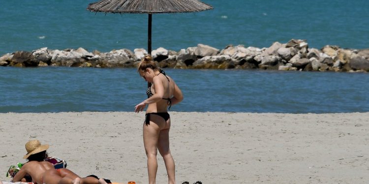 Femrat nuk durojnë dot më karantinën, plazh toples në Golem (FOTO)