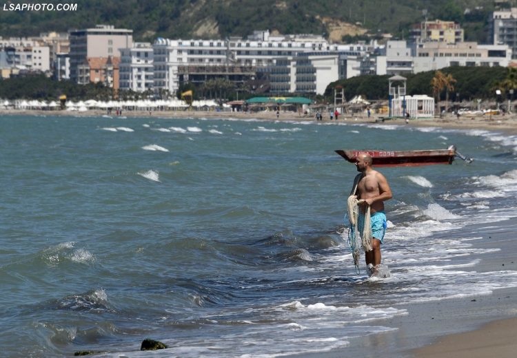 Femrat nuk durojnë dot më karantinën, plazh toples në Golem (FOTO)