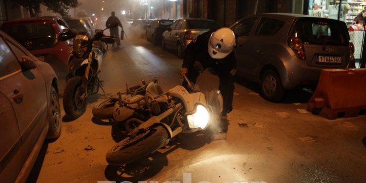 Pamje të rënda nga Athina, përleshje të dhunshme kundër masave kufizuese, sulmohet policia (FOTO)