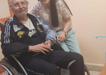 Mirush Kabashi në karrige me rrota, foto nga spitali