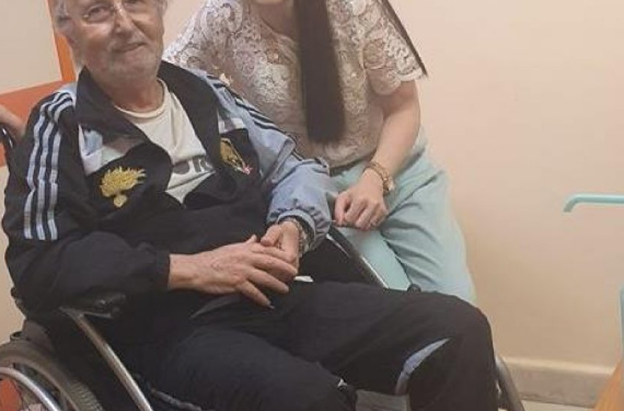 Mirush Kabashi në karrige me rrota, foto nga spitali