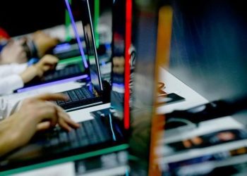 Shqiptarët të fiksuar pas basteve, qeveria mbyll 8 mijë faqe online