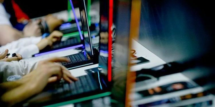 Shqiptarët të fiksuar pas basteve, qeveria mbyll 8 mijë faqe online