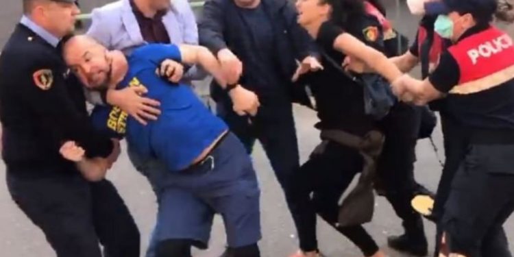 Unioni i Gazetarëve: Dhuna policore mbi gazetarët dhe qytetarët që mbrojnë Teatrin, e turpshme