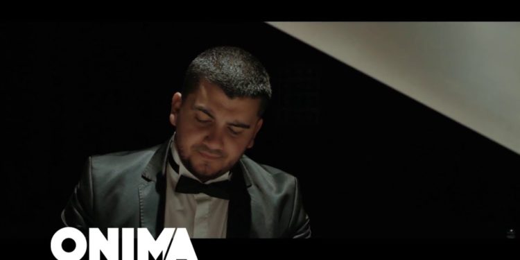 Aksidentohet këngëtari shqiptar