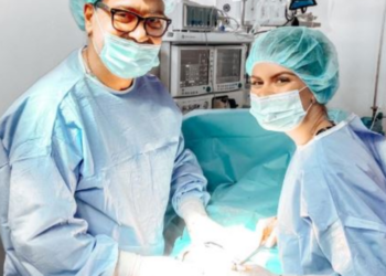 Pret dhjetëra bebe në mes të pandemisë, kush është vajza e mjekut që nisi karrierën mes trazirave të ’97-ës