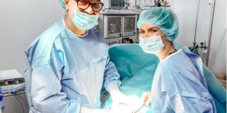 Pret dhjetëra bebe në mes të pandemisë, kush është vajza e mjekut që nisi karrierën mes trazirave të ’97-ës