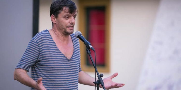 Aktori kërcënon Ramën: Teatri Kombëtar do të ta rruajë mjekrrën o bloger mjekërcjap