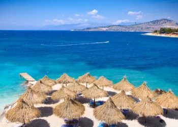 Rama merr vendim për plazhet, zhduk shezlonët e çadrat private: Pushime si qëmoti, s’ka më djem me dhëmbë të prishur e hunj që bëjnë ligjin