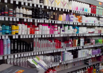 Pronarja nuk i dha rrogën, shitësja merr xhiron ditore: Hapa arkën mora 230 mijë lekë, të tjerat nuk ishin haku im dhe s’i preka