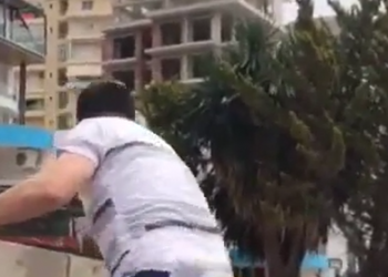 ‘Ikni mor b*thëq*ra’… deputeti i PD-së lë nam në Sarandë, përplasje me banorët që e akuzojnë për ndërtim pa leje (VIDEO)