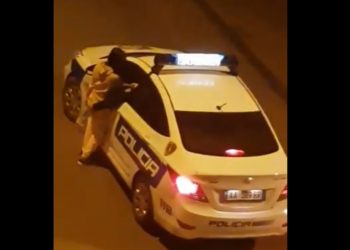 Private: Polici me makinë, skena të turpshme në rrugë me një vajzë (VIDEO +18)