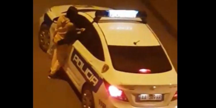 Private: Polici me makinë, skena të turpshme në rrugë me një vajzë (VIDEO +18)