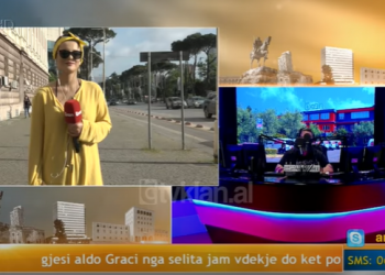 E pazakontë/ Gazetarja e Tv Klan raporton me rroba banje nga Kuvendi (VIDEO)