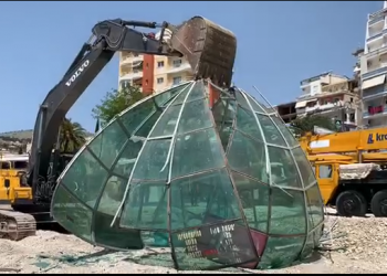 Fadromat shkatërrojnë globin prej xhami në Sarandë, reagon ashpër qytetarja që jeton në Amerikë: Flini gjumë sarandiotë, askush s’do të vijë të shohë betonin (VIDEO)