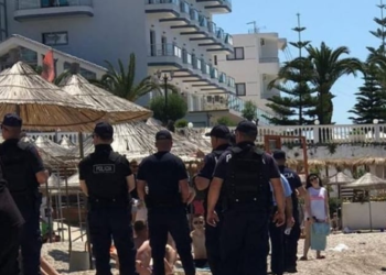 Sarandë, policia ‘lëshohet’ në plazhe për të larguar njerëzit (FOTO)