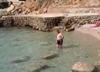 Deputeti i PD-së rikthehet në Vlorë për plazh pas protestës tek teatri (VIDEO)