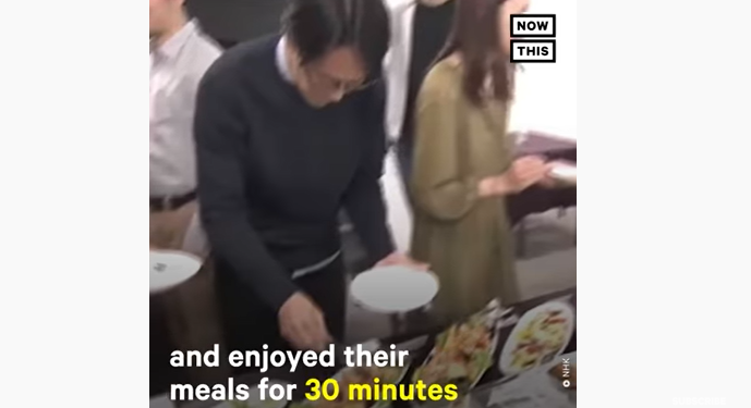 Shikoni se sa shpejt mund të përhapet koronavirusi në një restorant (VIDEO)