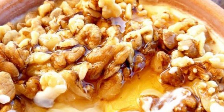 Studimi/ Ja efektet e përzjerjes: kos, mjaltë dhe arra