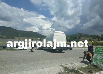Furgoni përplaset me veturën, ja si ndodhi aksidenti në Krahës të Tepelenës (FOTO)