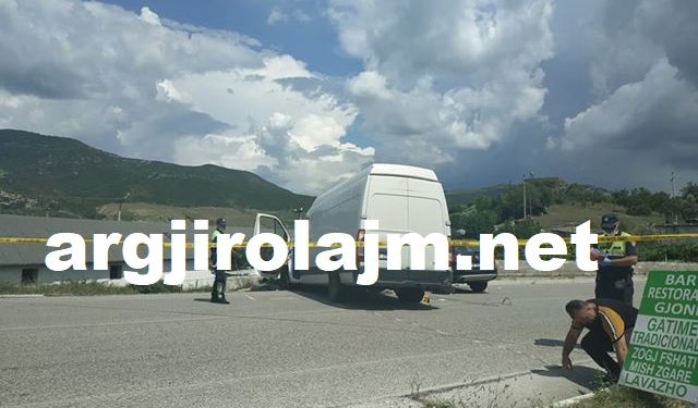 Furgoni përplaset me veturën, ja si ndodhi aksidenti në Krahës të Tepelenës (FOTO)