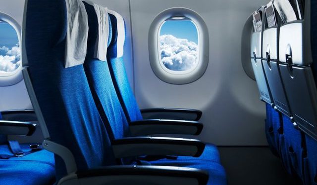 Udhëtim në kohën e koronavirusit: Si të ulësh mundësinë e kontaktit fizik në avjon