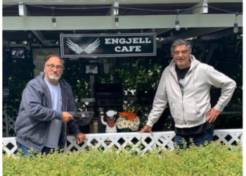 Jim Belushi hap lokalin me emër shqiptar