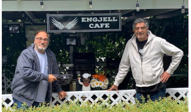 Jim Belushi hap lokalin me emër shqiptar