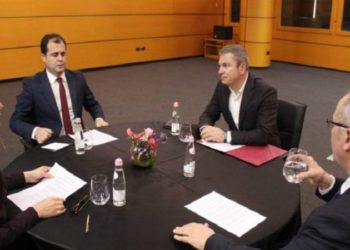 Sot ndjehem thellësisht i turpëruar nga politikanët e vendit tim