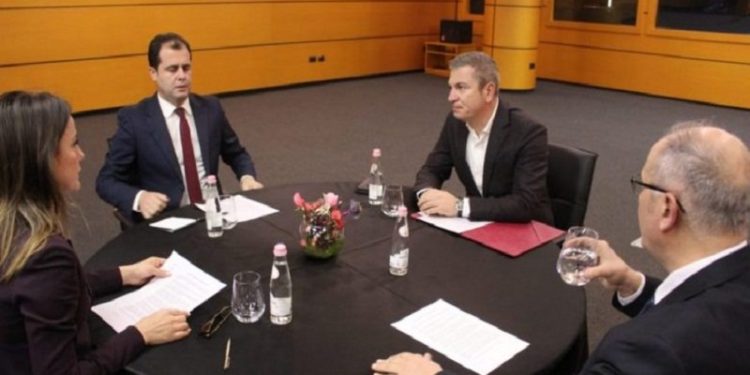 Sot ndjehem thellësisht i turpëruar nga politikanët e vendit tim