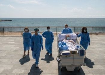 Mjekët nxjerrin pacientët me Covid në plazh